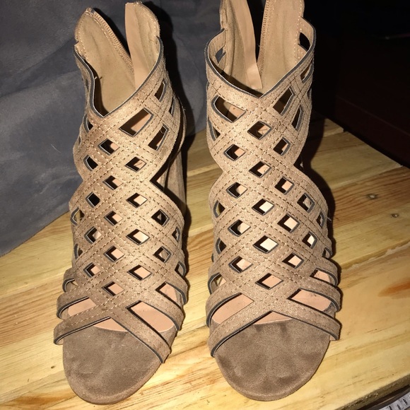 Tan heels, size 7 worn only a few times - Picture 2 of 3
